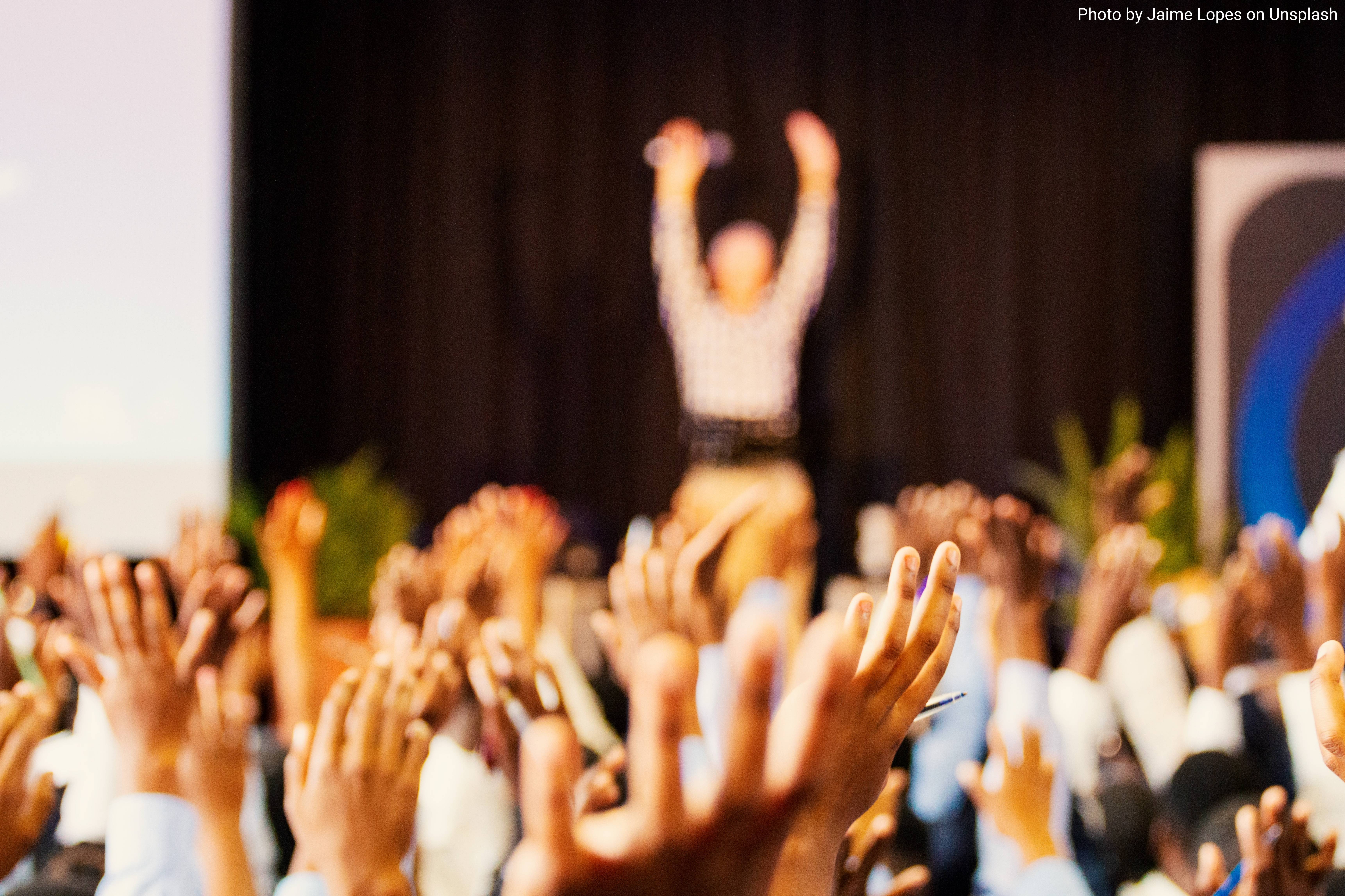 Mani sollevate a un evento pubblico